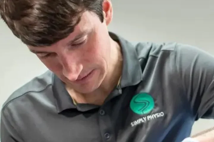 A Doctor of Physical Therapy working one-on-one with a patient at Simply Physio